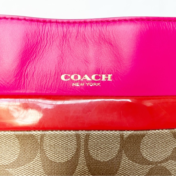 Coach Tote Bag in Signature Canvas - Picture 2 of 5